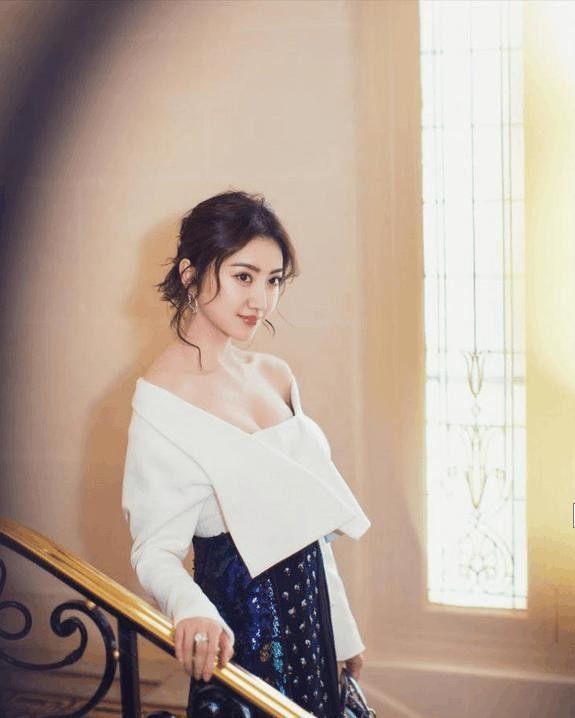 刘亦菲景甜穿 Dior 秒变仙女小公主,而这个牌子要卖掉了